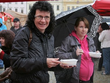 OBRAZEM: Třebíčští radní i letos podávali bramboračku