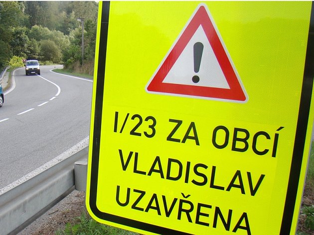 Silnice u Vladislavi zůstává zavřená. Skála hrozí pádem i nadále