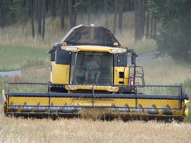 Žně začaly napříč okresem. Výnosy jsou zatím slušné