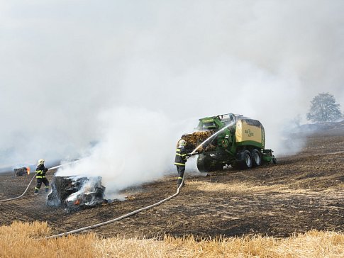 Na polích hoří obilí i technika. Škody jdou do milionů korun