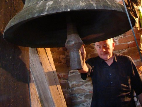 Kostel v Budkově skrývá vzácný a velmi starý zvon