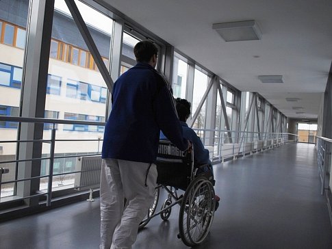 Sanitář v třebíčské nemocnici nachodí až patnáct kilometrů denně