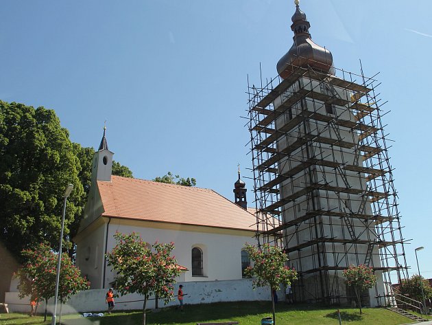 Farnost opravuje věž kostela