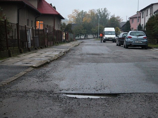 Silnice je jako tankodrom, stěžují si lidé v Maršovicích