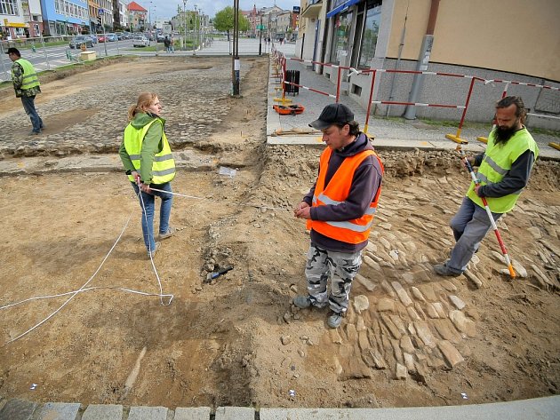 Archeologové provádějí výzkum na žďárském náměstí Republiky