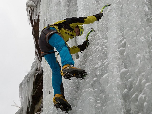 Ledovou stěnu zkouší první lezci