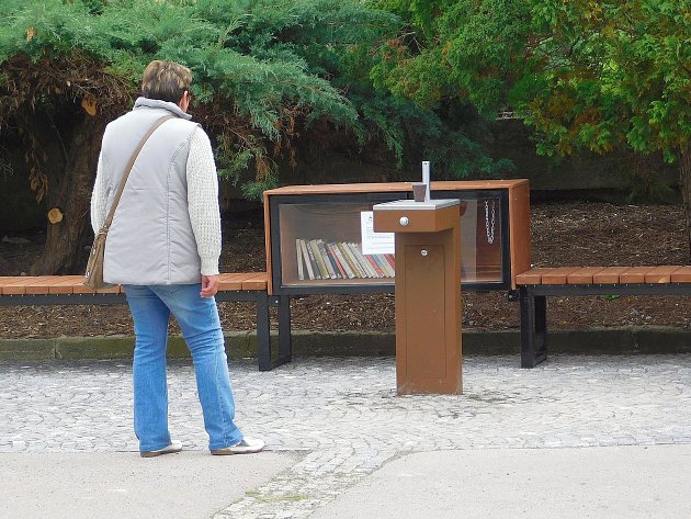 V atriu přibylo nejen pítko, ale i knihobudka a lavičky