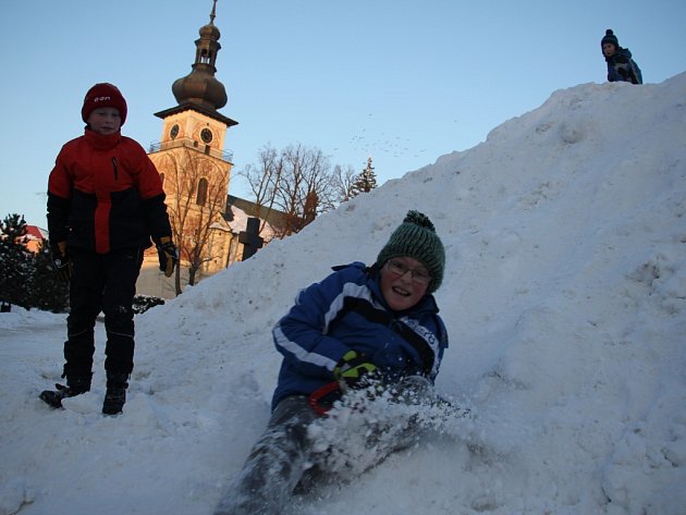 Děti si mohou užívat zimních radovánek přímo na náměstí