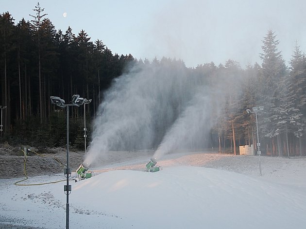 Pořadatelé SP v biatlonu v Novém Městě začali s výrobou sněhu