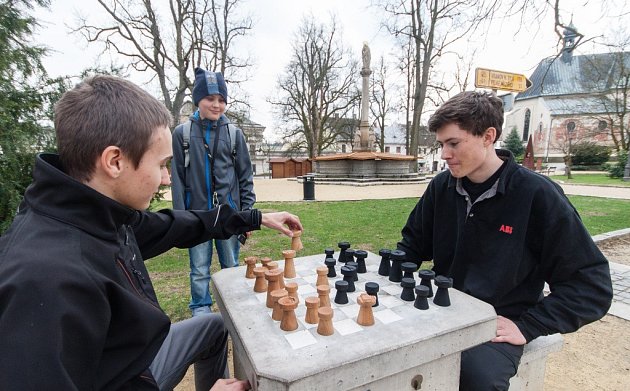 O šachové figurky se postarali novoměstští učni