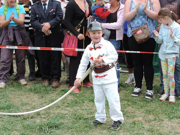 Víkend přinese závody koněk, lávku i festival