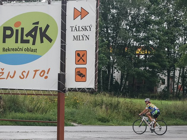 Účastníky cyklo maratonu ve Žďáře osvěžil déšť