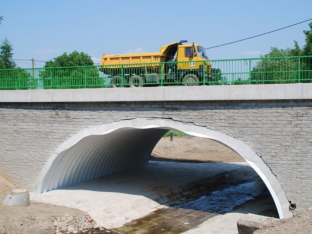 Žalobci: Za pád mostu může deset lidí