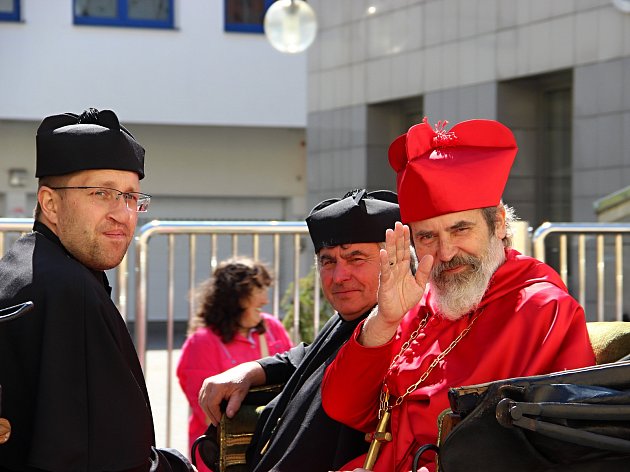 Žďárem prošel průvod, po 410 letech kardinál Ditrichštejn opět potvrdil