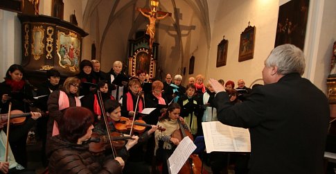 Pěvecký sbor Svatopluk zahájil v Nížkově letošní zimní koncerty