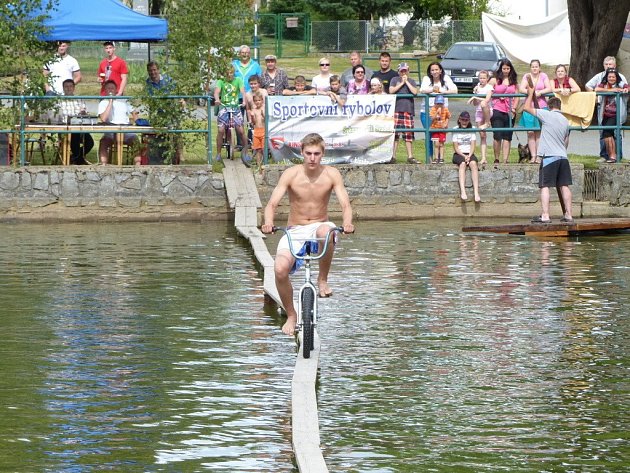 Závodníci budou jezdit přes rybník na kole
