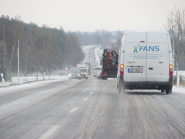 OBRAZEM: Sníh a náledí komplikují dopravu v okolí Žďáru nad Sázavou