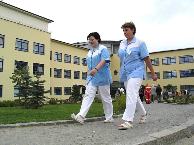 Sestrám v nemocnici od července přidají dva tisíce
