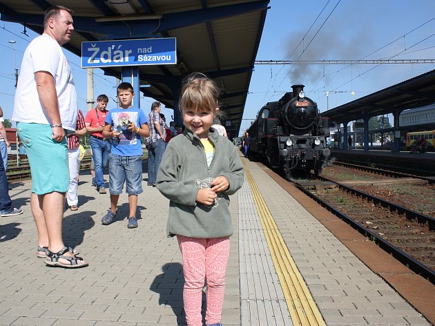 VIDEO: Ze Žďáru vyrazil do Nedvědice parní vlak Skaličák