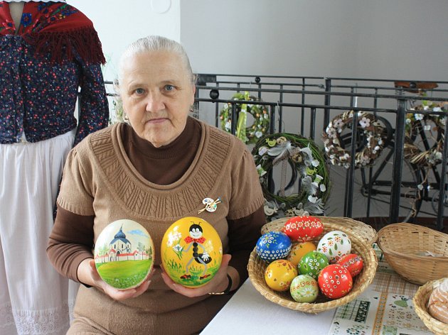 Na pštrosí vejce namalovala seniorka  žďárskou památku UNESCO
