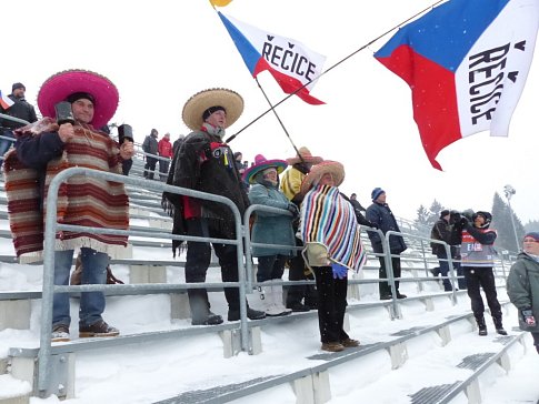 Chodící české vlajky se na Zlaté lyži družily s Mexičany