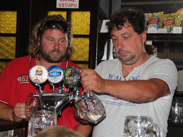 OBRAZEM: Štamgasti i odborníci se učili čepovat pivo