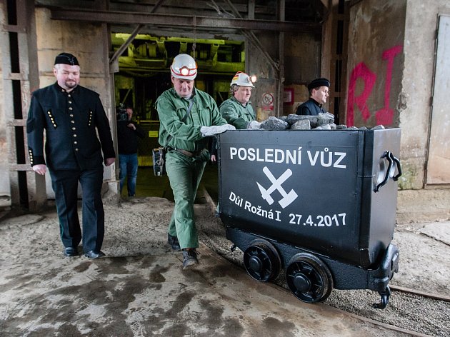 VIDEO: Poslední vozík s uranovou rudou byl vyvezen na povrch