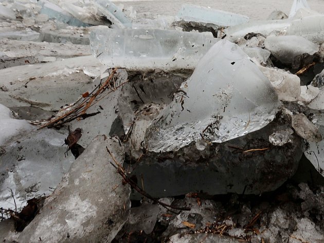 V Dalečíně vodohospodáři rozbíjeli led na řece Svratce