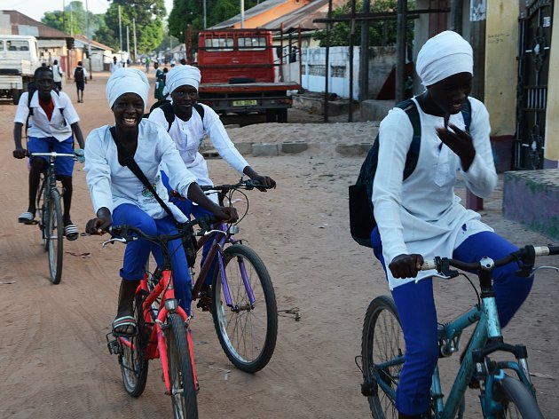 Africké děti jezdí do školy na kolech ze Žďárska