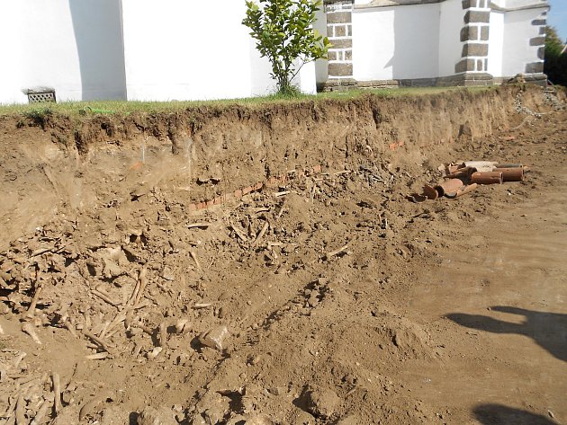 Nalezené pozůstatky předků byly uloženy do společného hrobu