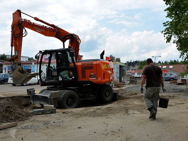 Strojírenskou ulici uzavřela oprava kanalizace