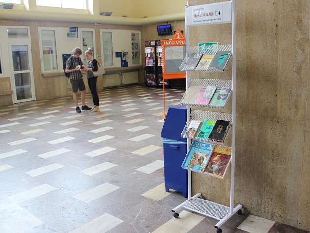 Cestující si na žďárském nádraží mohou nově půjčit čtení na cestu