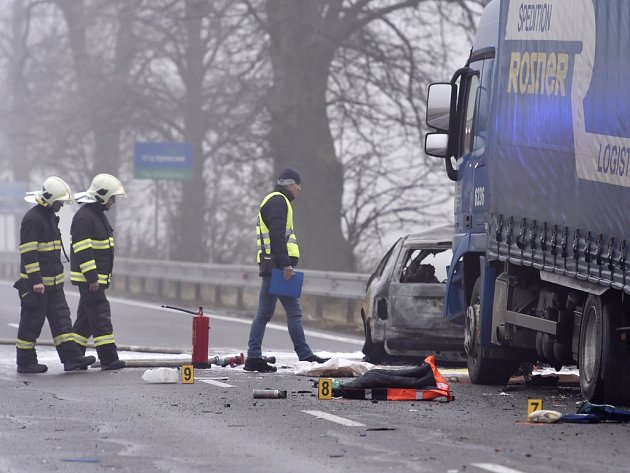 Tři lidé zemřeli po srážce dvou aut u Zvěrkovic