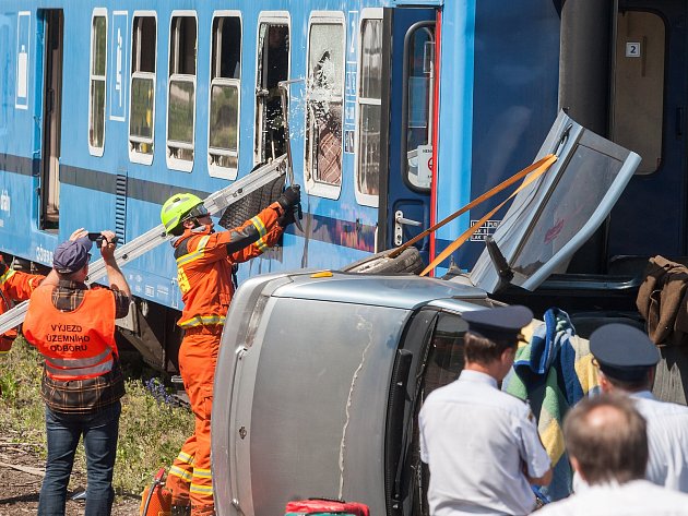 V Sázavě se srazil vlak s osobním autem. Záchranáři měli cvičení
