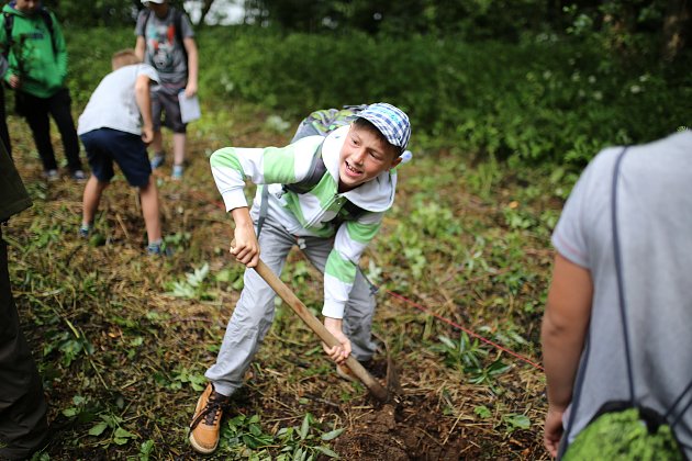 OBRAZEM: Lesníci se žďárskými školáky zasadili stromy