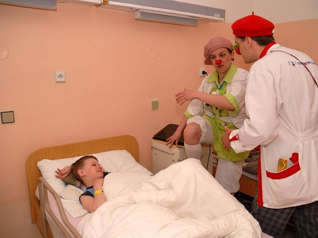 Klauni rozesmáli děti v nemocnici