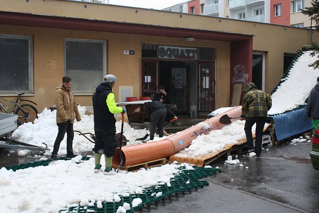 Snowboardisté si poslední letošní sníh užili v centru Žďáru