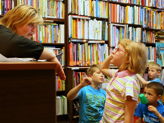 V knihkupectví četli dětem Laskavé pohádky od starého dubu