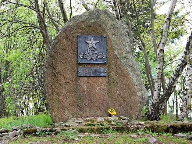 Pomník na kopci Metodka připomíná mladou partyzánku i české vlastence