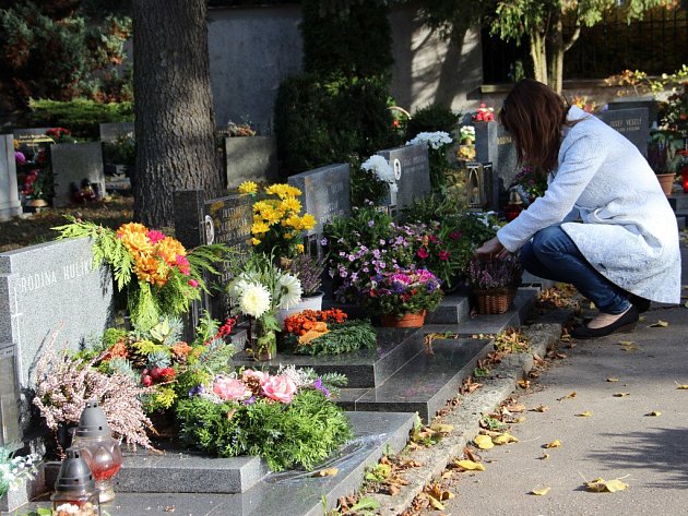 Hřbitovy plní květiny a světla svíček