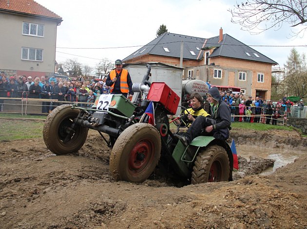 Nově upravený brod na traktoriádě v Bohuňově se stal mnohým strojům osudný
