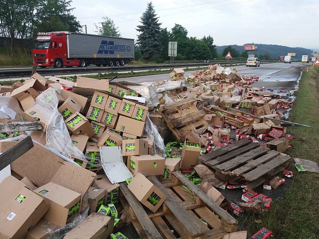 Provoz na dálnici zastavilo rozsypané krabicové víno