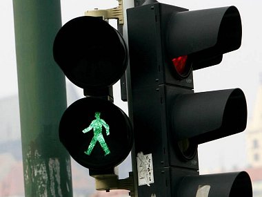 Tikající semafory komplikují orientaci na řadě přechodů