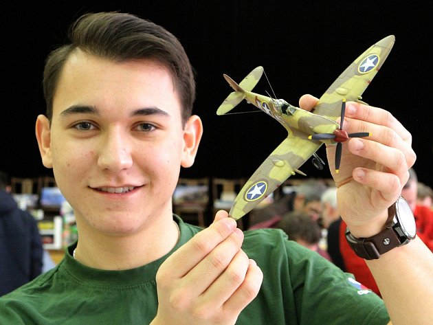 Osmnáctiletý Petr Němec z Mariánských Lázní získal loni za model letadla Supermarine Spitfire Mk IX. (na snímku) na mistrovství republiky mládeže druhé místo