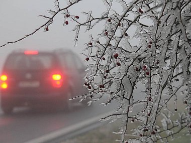 Na silnicích se tvoří ledovka, náklaďák havaroval u Třebíče