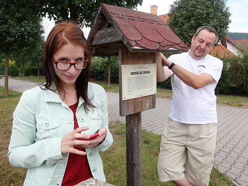 Keše se dají hledat třeba jen s mobilním telefonem. Jedna z nich je ukrytá poblíž místa na snímku. Její tvůrce je Tomáš Berka z Tišnova na Brněnsku, mezi keškaři známý jako Berx.cz.