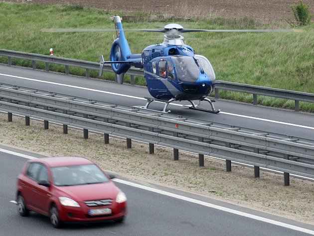 Při nehodě na D1 se těžce zranil řidič dodávky. Letěl pro něj vrtulník