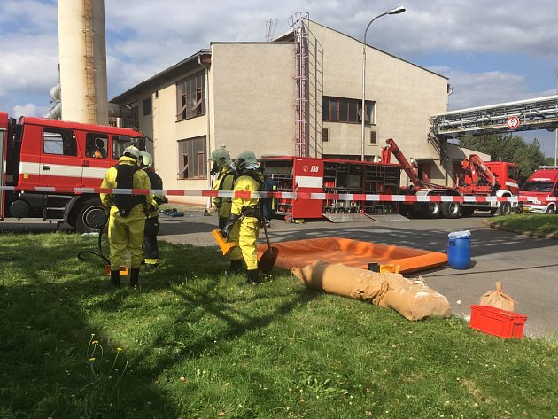 Speciální chemická jednotka, záchranáři a hasiči mířili v pátek odpoledne do areálu společnosti Eurosérum ve Stříbře.