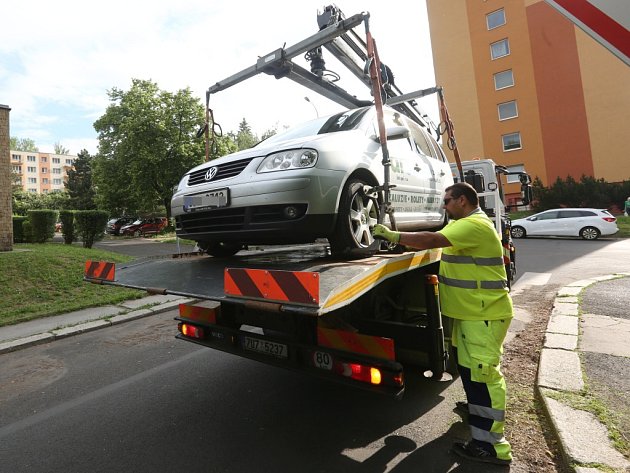 Čištění ulic začíná. Řidičům hrozí odtahy aut