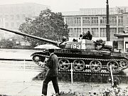Archivní fotografie z okupace v srpnu 1968.  Sovětské okupační tanky v Luhačovicích.